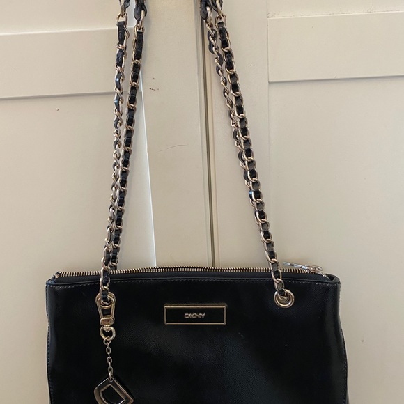 👛Beautiful leather👛 DKNY chain link purse - Picture 5 of 7